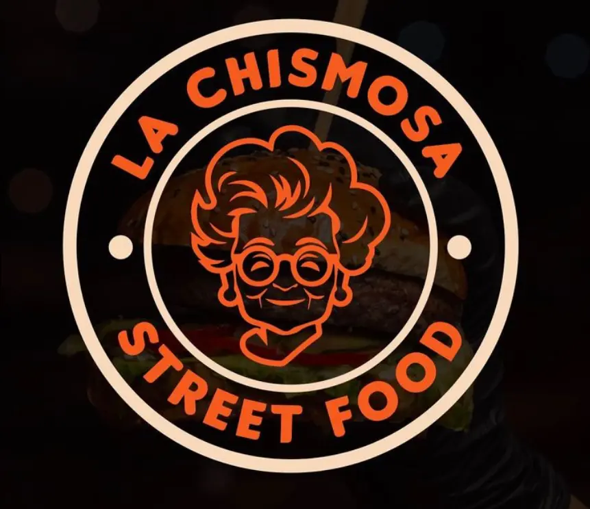 Plato de chicharrones de barril servido en La Chismosa