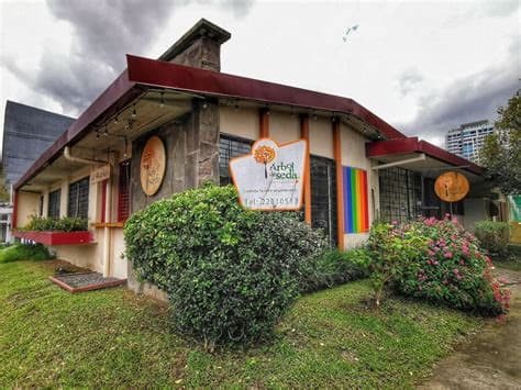 Fachada exterior de Árbol de Seda en Barrio Escalante